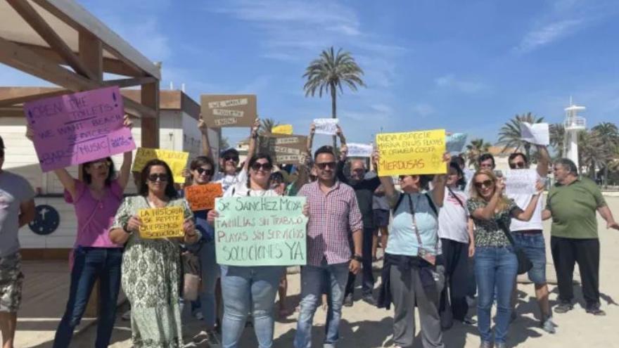 Vecinos revelan que las 11 playas de Orihuela con Banderas Azules incumplen requisitos para tener el distintivo