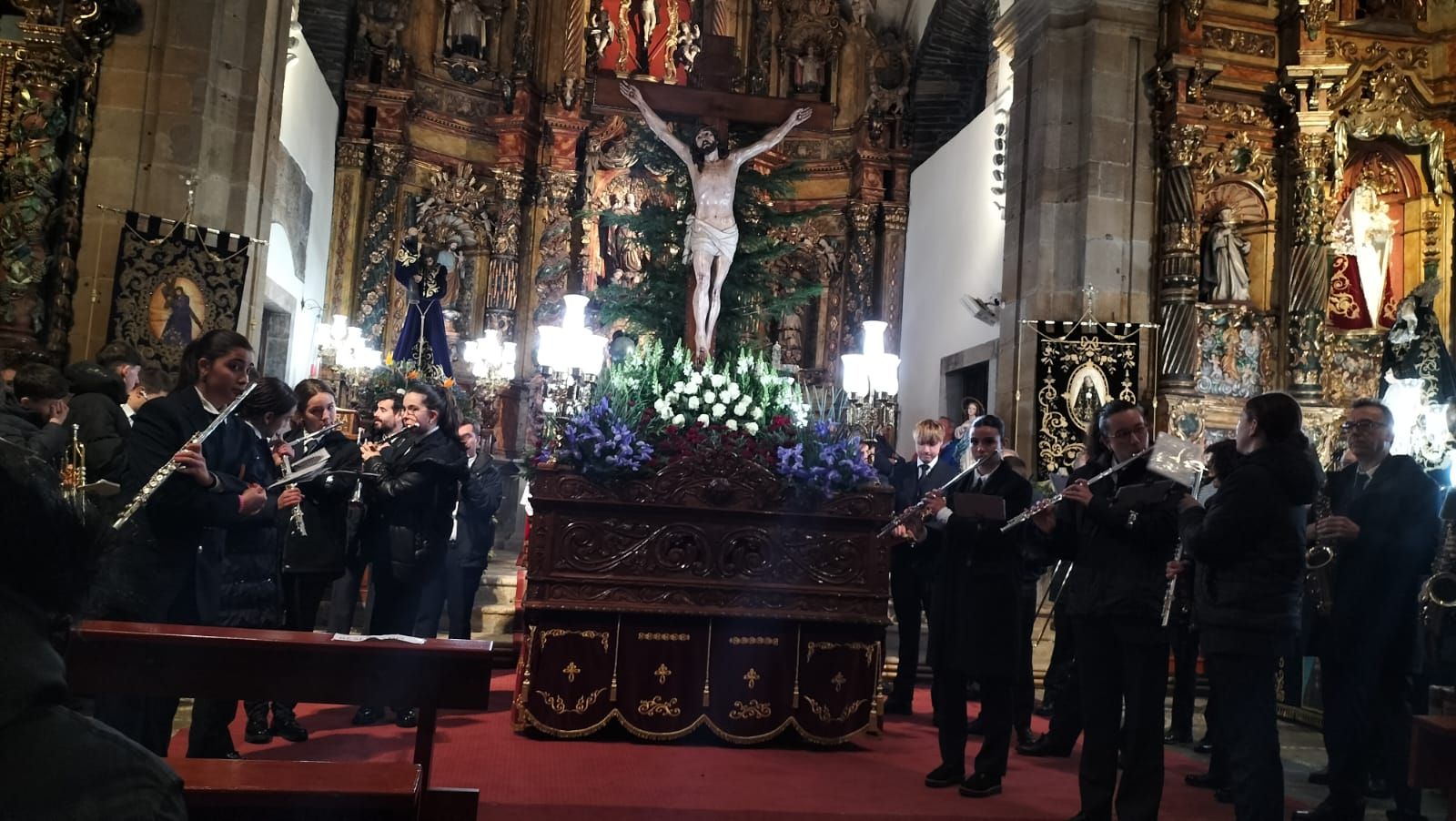 En imágenes: Luarca suspende la procesión del Cristo del Perdón, al que homenajea con la música de La Lira
