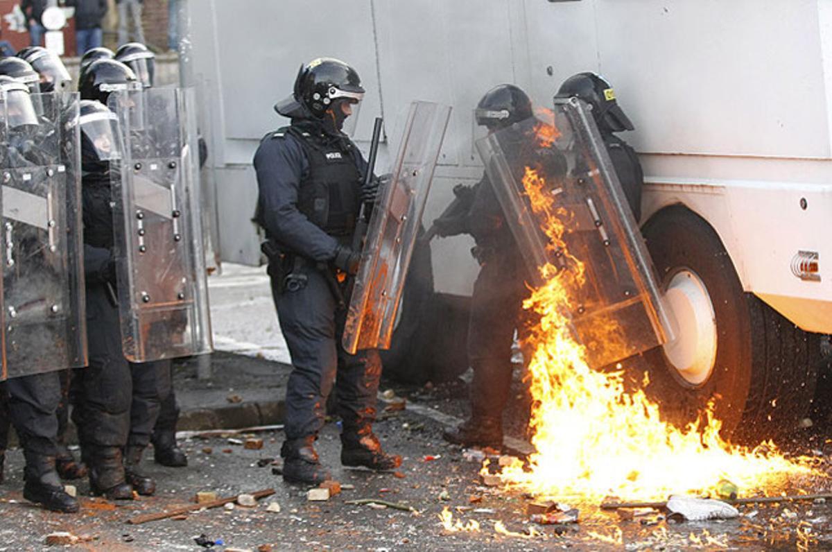 Policies antiavalots, després de ser atacats amb una bomba de petroli, dijous, a Belfast, després d’una marxa de l’Orde d’Orange.