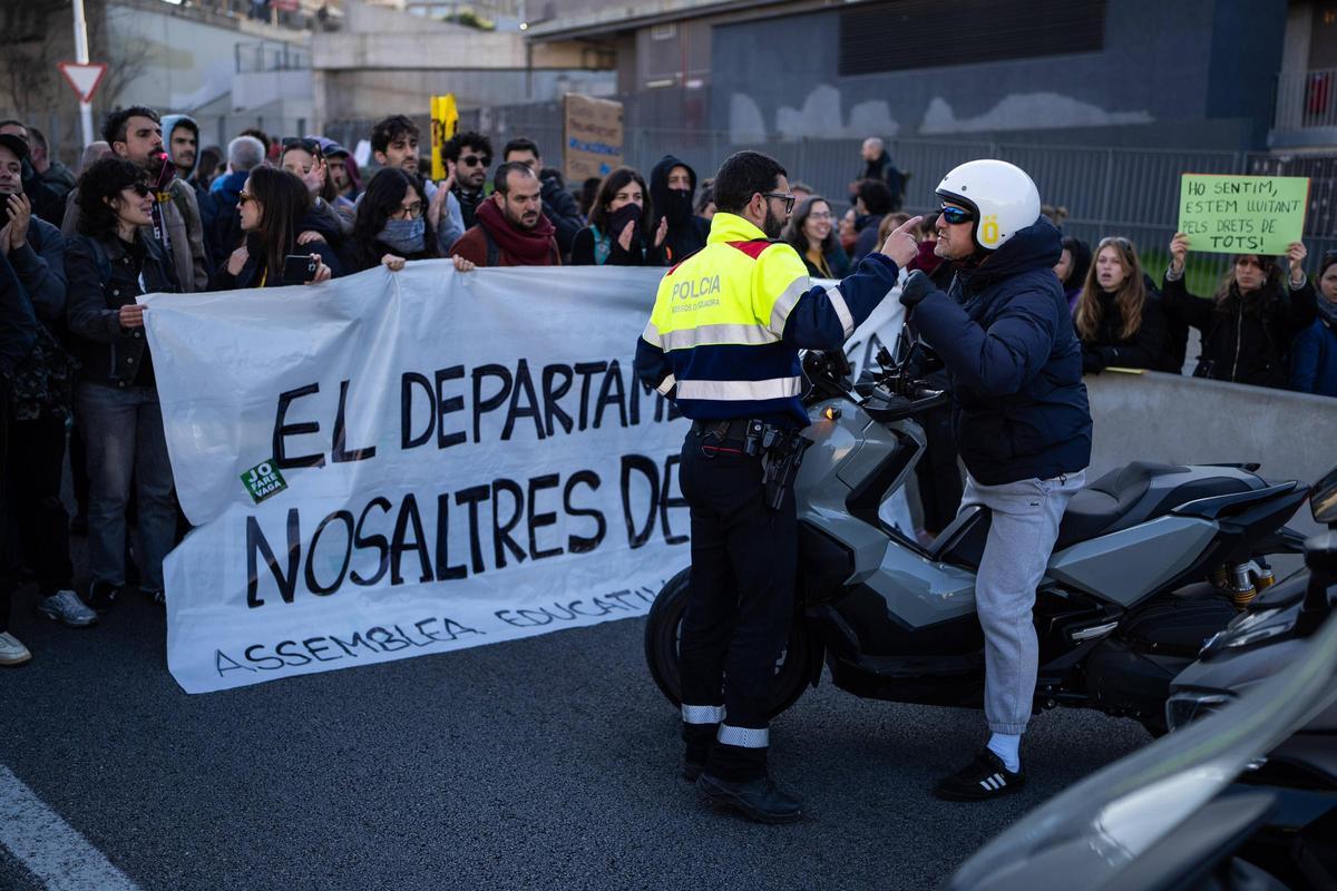 La protesta de profesores corta la B-20 a la altura de Finestrelles