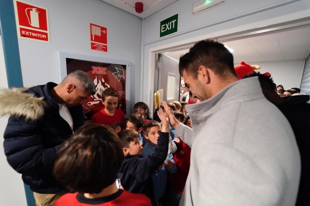 La plantilla del Mallorca visita a los niños y niñas ingresados en los centros hospitalarios de Palma