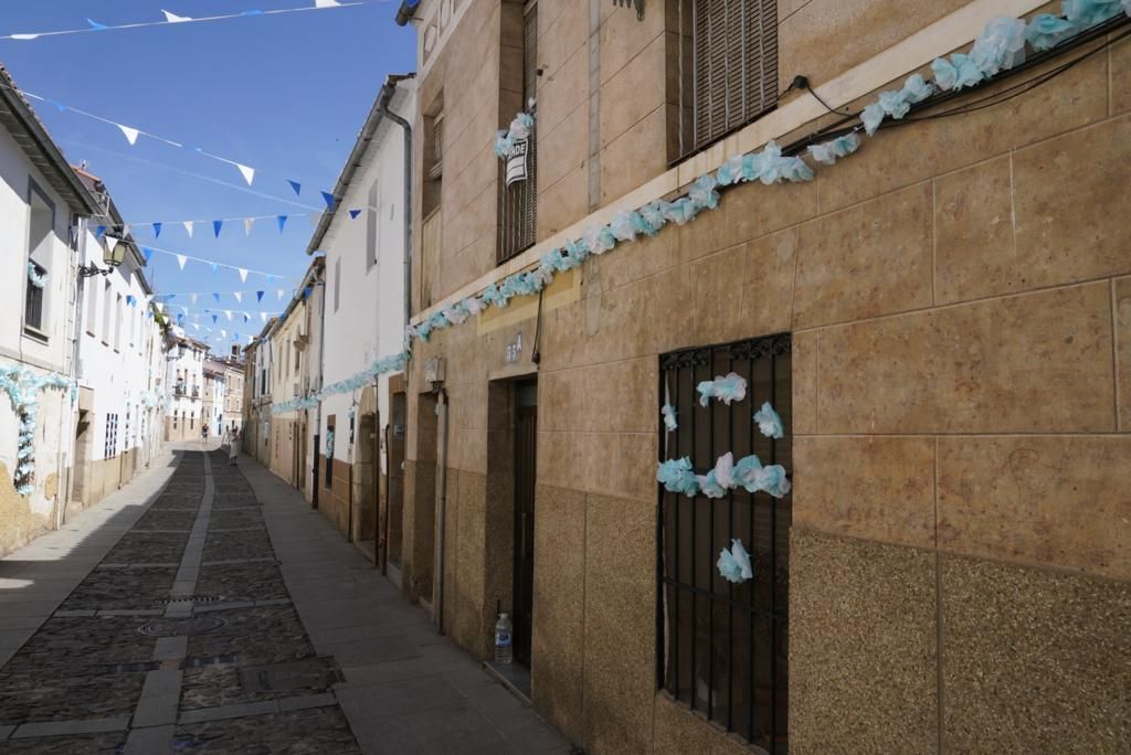 5.000 flores esperan a la patrona de Cáceres en la calle Caleros