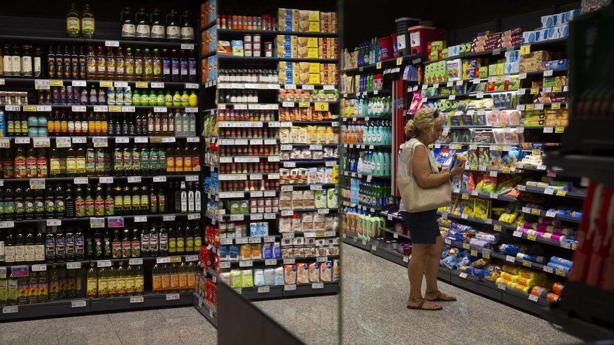 Una señora comprando en el supermercado de Barcelona