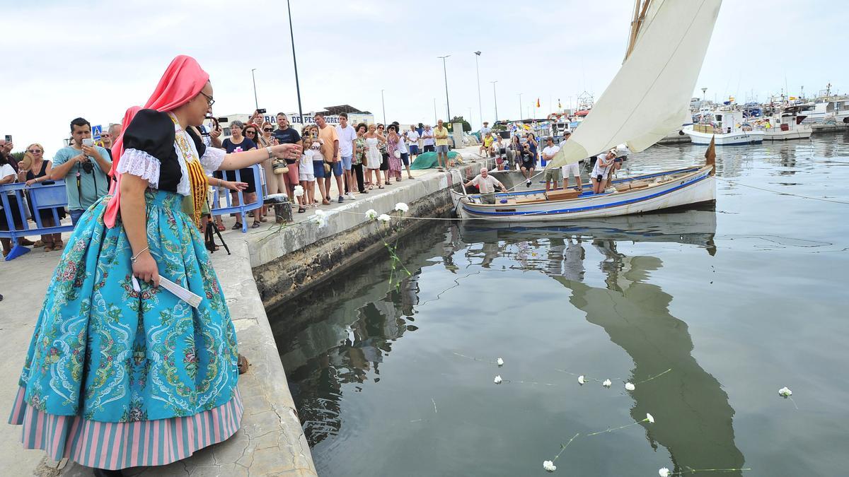 Festividad del Carmen en Santa Pola: Claveles y cánticos en honor a los marineros que ya no están