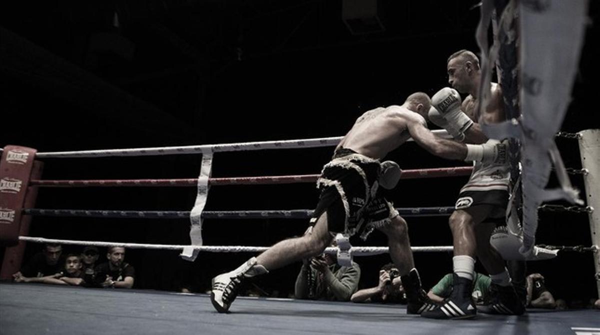 Ben Jones (izquierda) lleva contra las cuerdas a Juli Giner, en pleno combate en La Farga de L’Hospitalet.