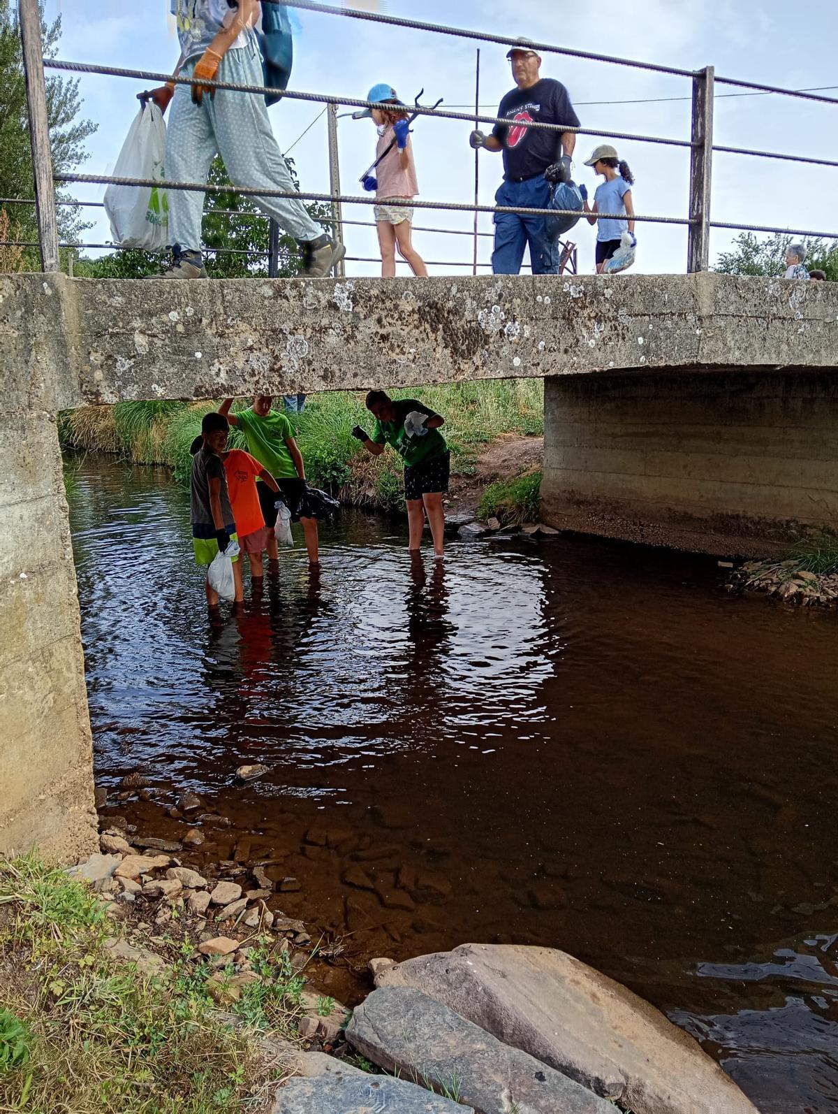 Vecinos de Riofrío se remangan para limpiar las aguas de su río