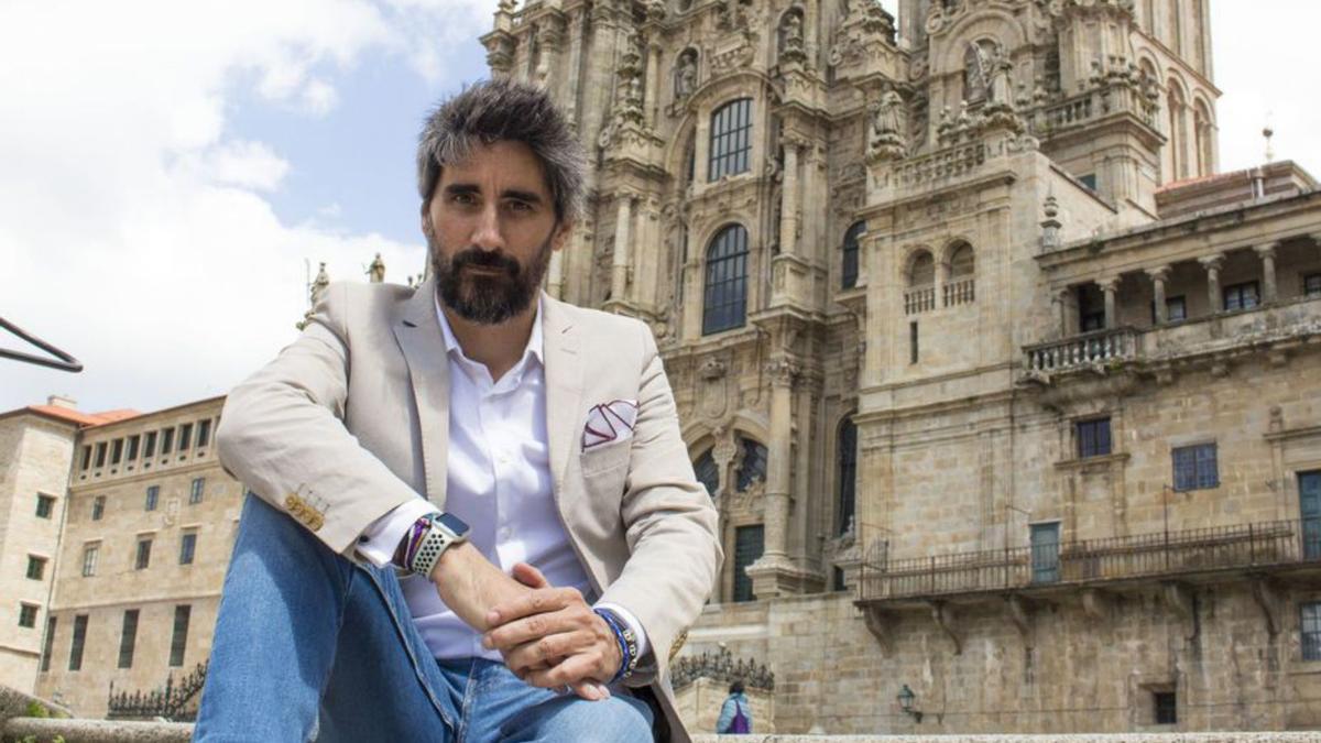 El escritor Manel Loureiro y, detrás, la Catedral de Santiago de Compostela. | | LP/DLP