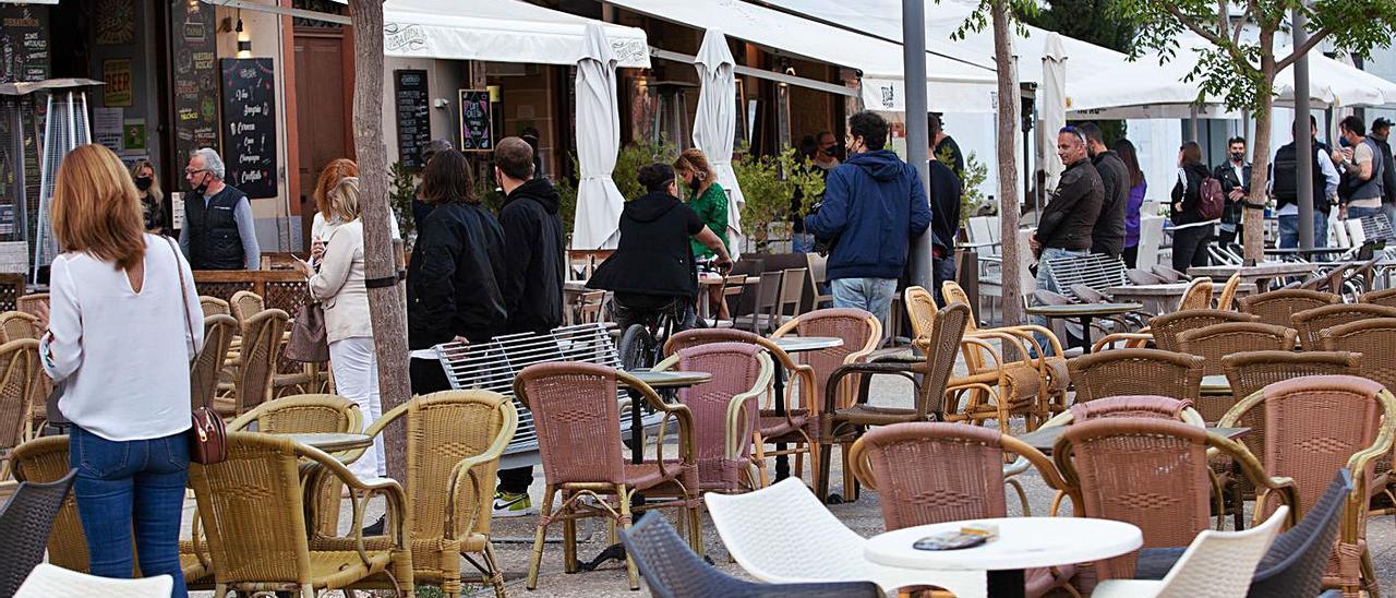 Terrazas de locales de la plaza del Parque de la ciudad de Eivissa.  | VICENT MARÍ