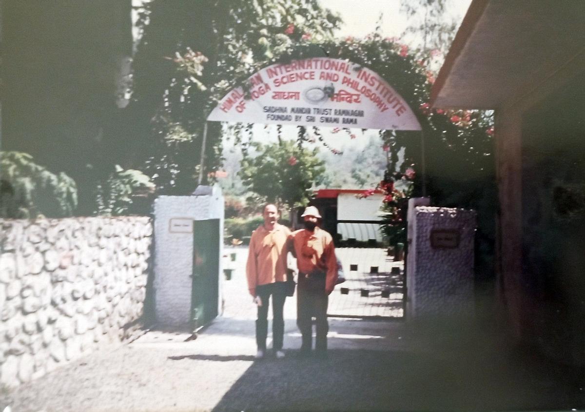 Enrique Moya y Danilo Hernández en la ciudad india de Rishikesh, en 1980.