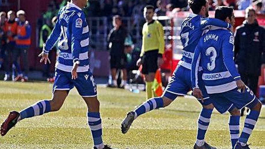 El central Somma, a la derecha, celebra su gol del pasado domingo en Soria junto a Montero y Valle.