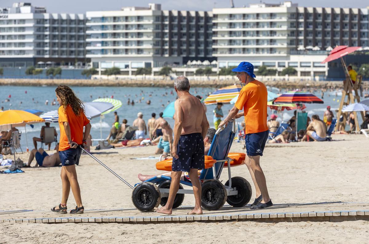 ALICANTE. - DENUNCIAN LAS MALAS CONDICIONES DE LA PLAYA DEL COCO TRAS LA REFORMA DEL ESPIGON Y LAS DEFICIENCIAS DEL SERVICIO PARA DISCAPACITADOS EN EL POSTIGUET PLAYA ADAPTADA