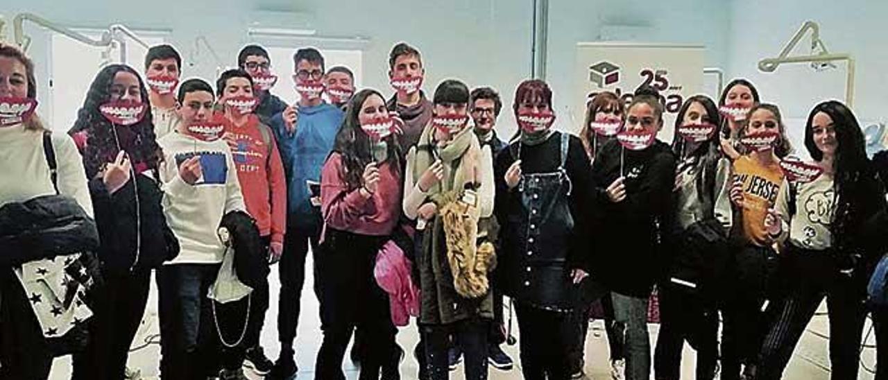 Grup d&#039;escolars que va participar en el taller de prevenció bucodental.