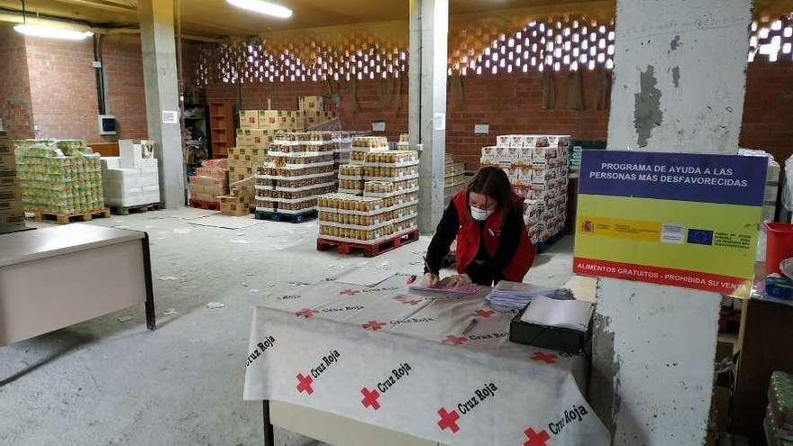 Una de las voluntarias que participan en el reparto de alimentos.