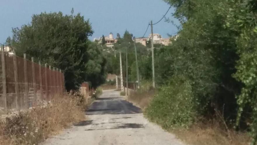 Imagen del tramo asfaltado en el camino situado ante la finca del alcalde hace unos días.