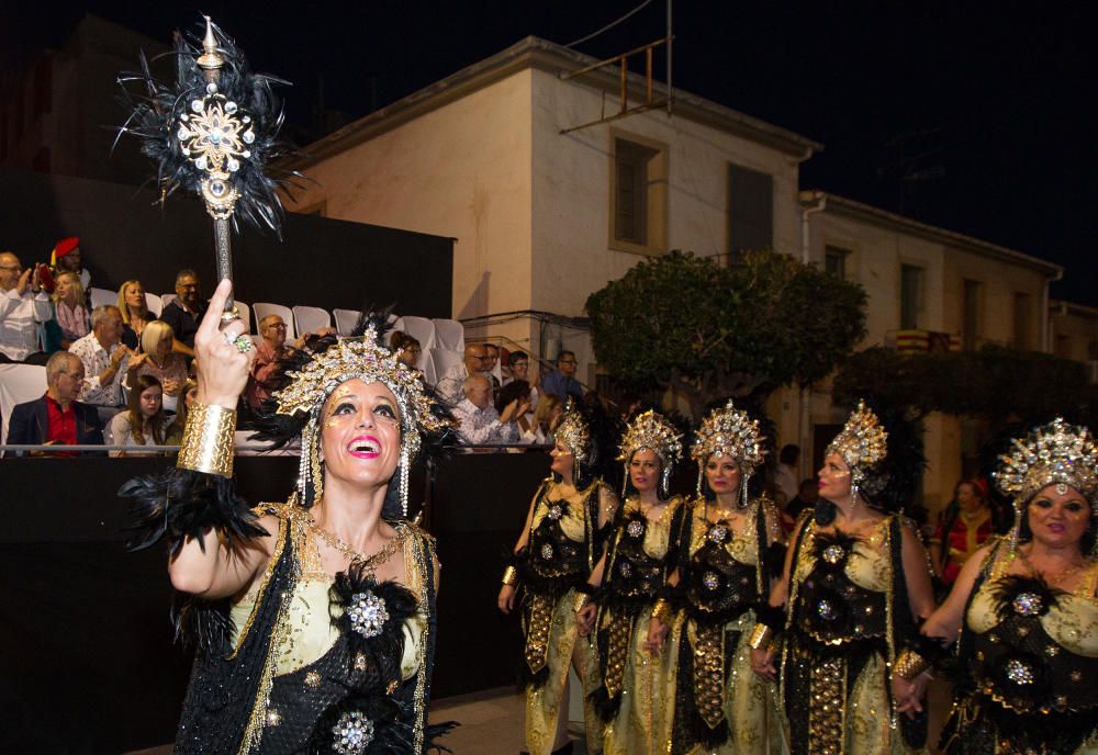 Los festeros tomaron ayer tarde el centro de Agost con una fastuosa Entrada Cristiana que llenó de música y fiesta las calles.