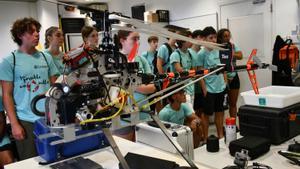 Un grupo de jóvenes, en el campo de drones organizado por EL PERIÓDICO, Fundesplai y la UPC.