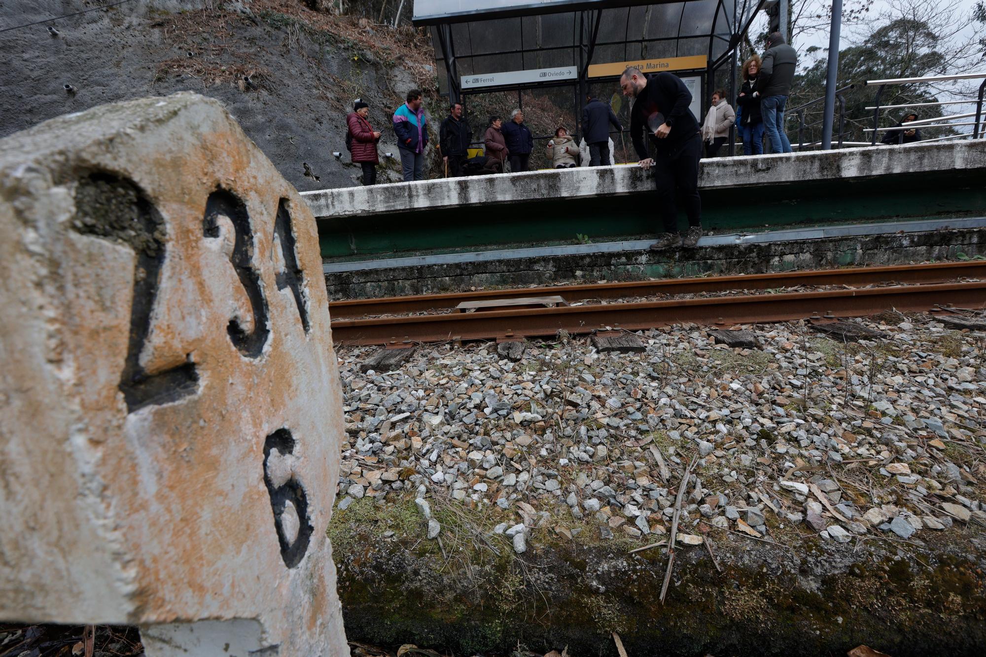 EN IMÁGENES: Un grupo de vecinos de Cudillero protagoniza una "medición irónica" para "informar" a Renfe y Adif de las dimensiones "reales" de un túnel de Feve.