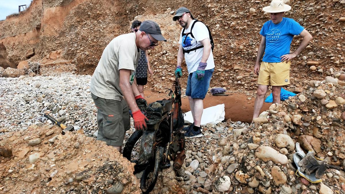 Apnal-Ecologistas en Acción Vinaròs recogió una vespino y 200 kilos de basura en una playa de Benicarló.