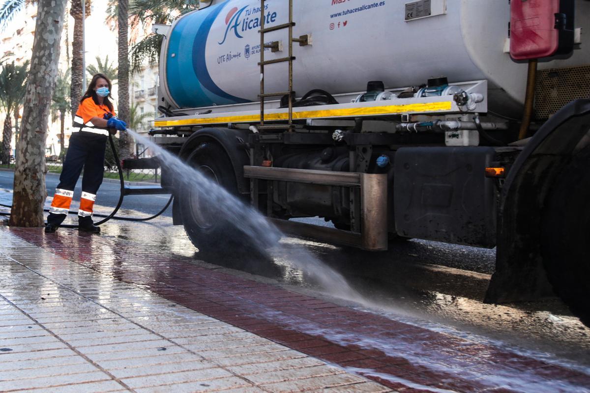 Baldeo exprés en Alicante para limpiar la lluvia de barro Baldeo exprés en Alicante para limpiar la lluvia de barro
