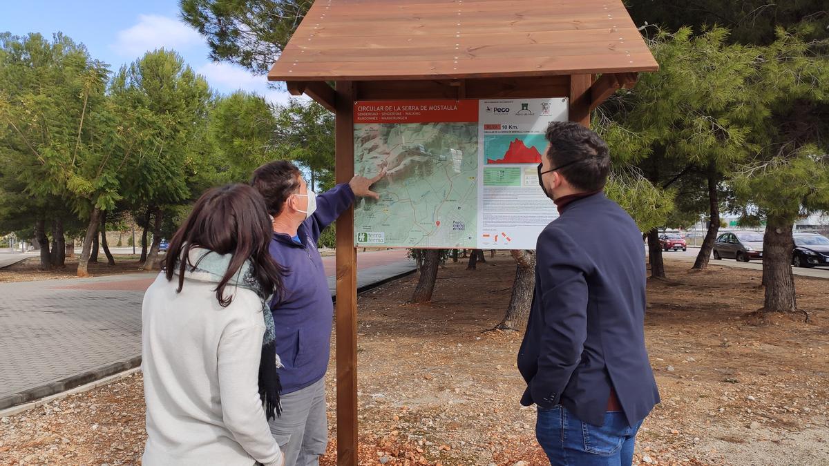 Ximo Sala, del Centre Excursionista de Pego, explica uno de los itinerarios a los concejales de Medio Ambiente y Turismo