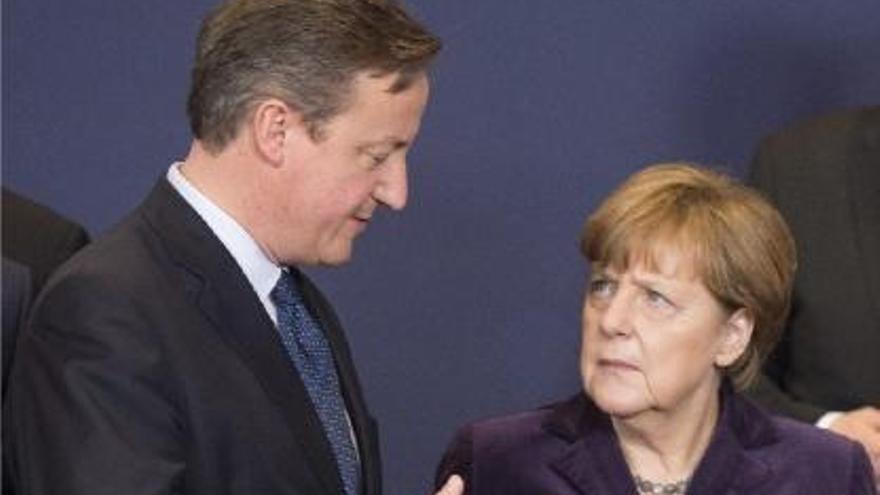 David Cameron parla amb Angela Merkel abans de l&#039;inici de la cimera a Brussel·les.