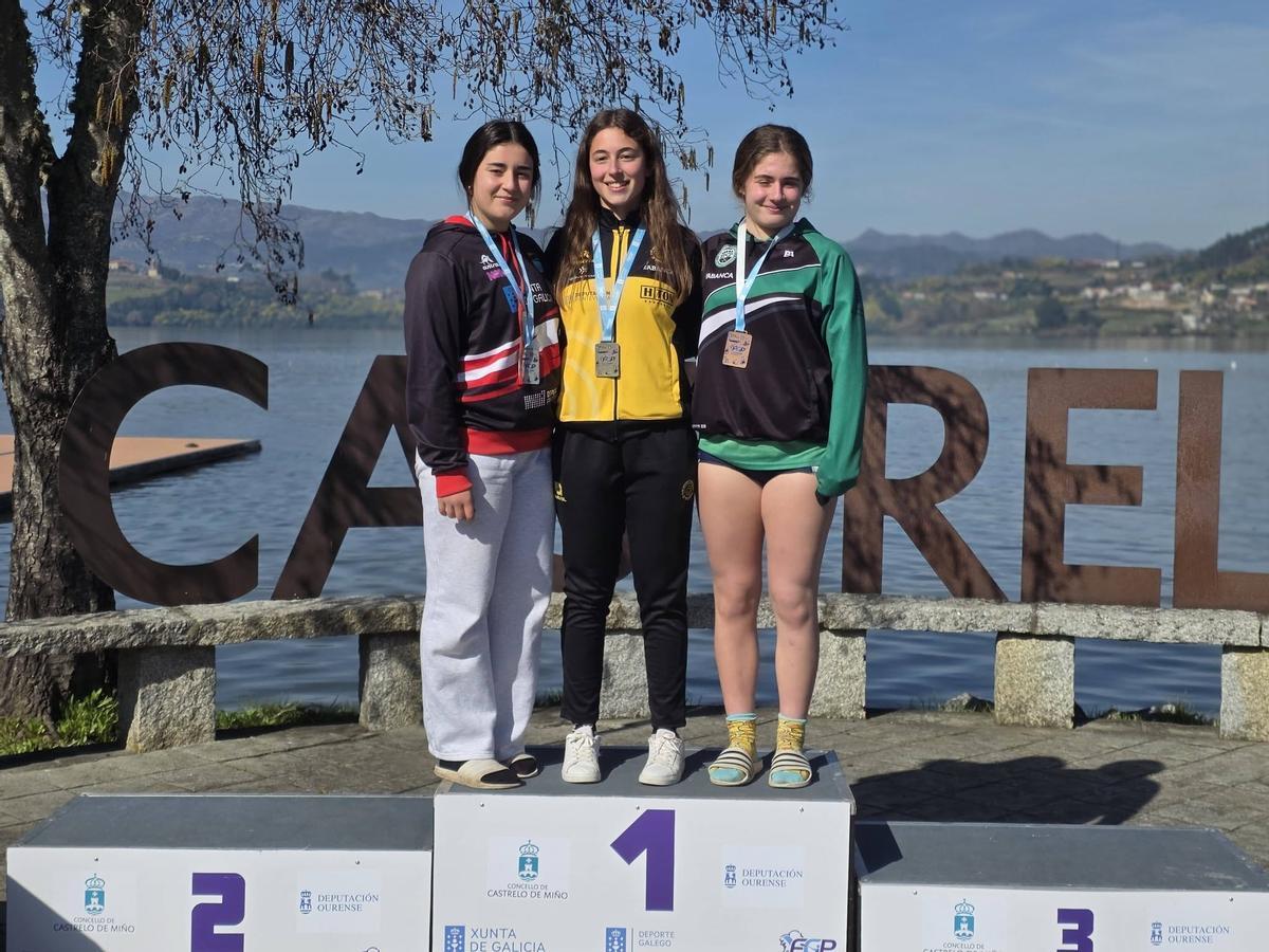 Las arousanas Silvia Gago (Náutico O Muíño) y Sara Vila (Náutico Pontecesures) en el podio del C-1 juvenil femenino.