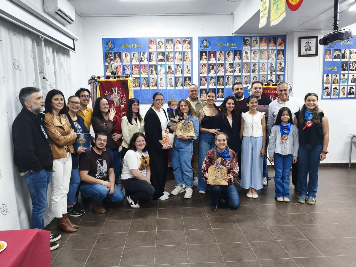 Representantes de varias fallas que participaron en el concurso, de Federación y el alcalde, en La Victoria.