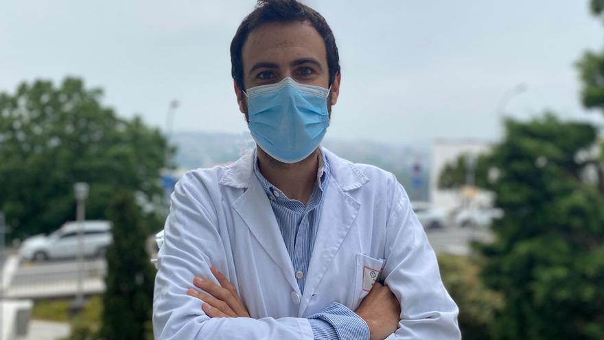 El doctor Pablo Longueira, adjunto del Servicio de Medicina interna del Chuac.