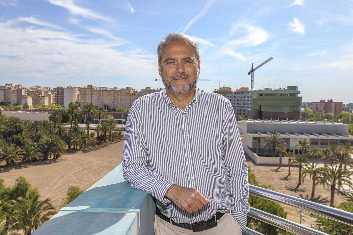 Juan José Ruiz posa en la terraza de su despacho con el edificio La Valona de fondo.