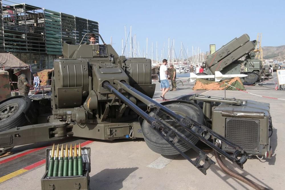 Puertas abiertas del buque Infanta Elena y exposiciones por el Día de las FF AA en Cartagena