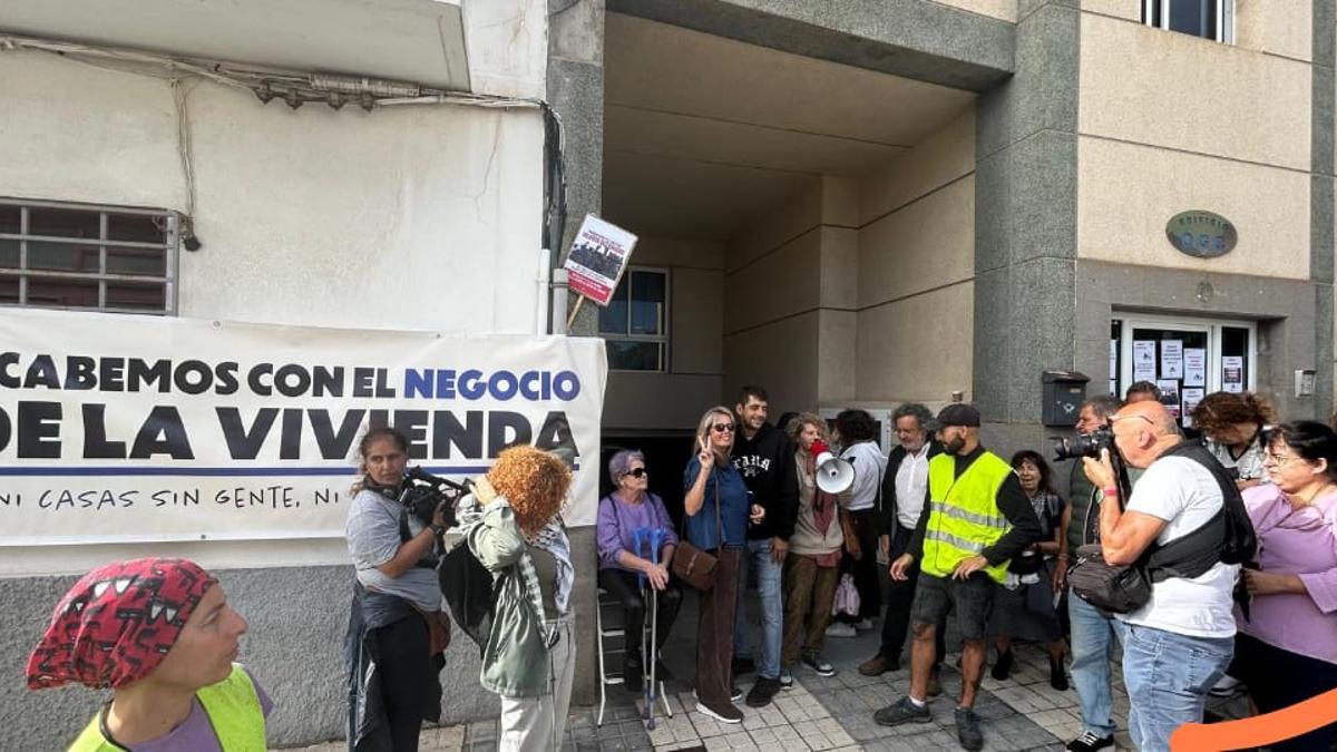 La familia con seis hijos de Ingenio consigue paralizar el desahucio