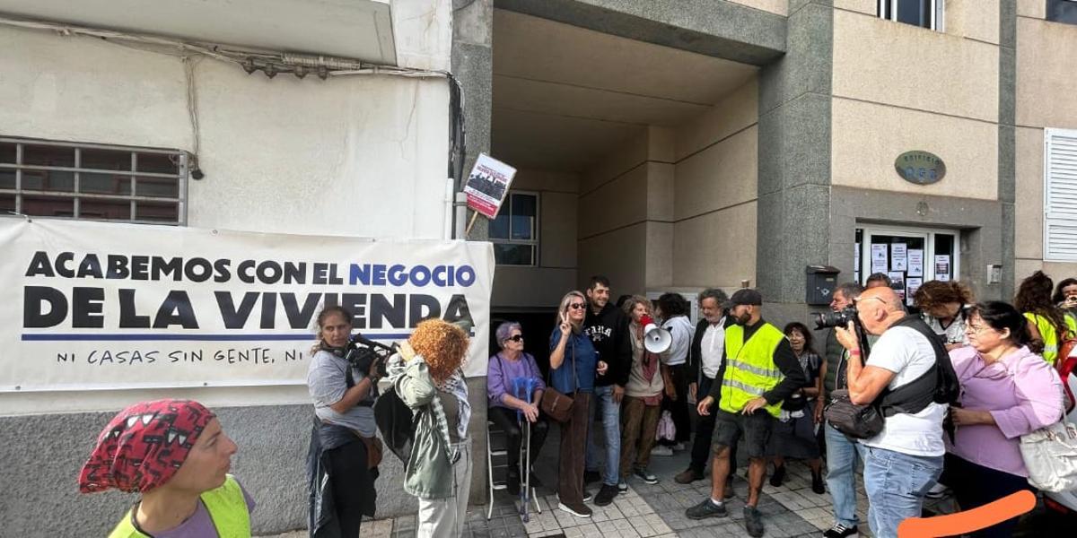 La familia con seis hijos de Ingenio consigue paralizar el desahucio