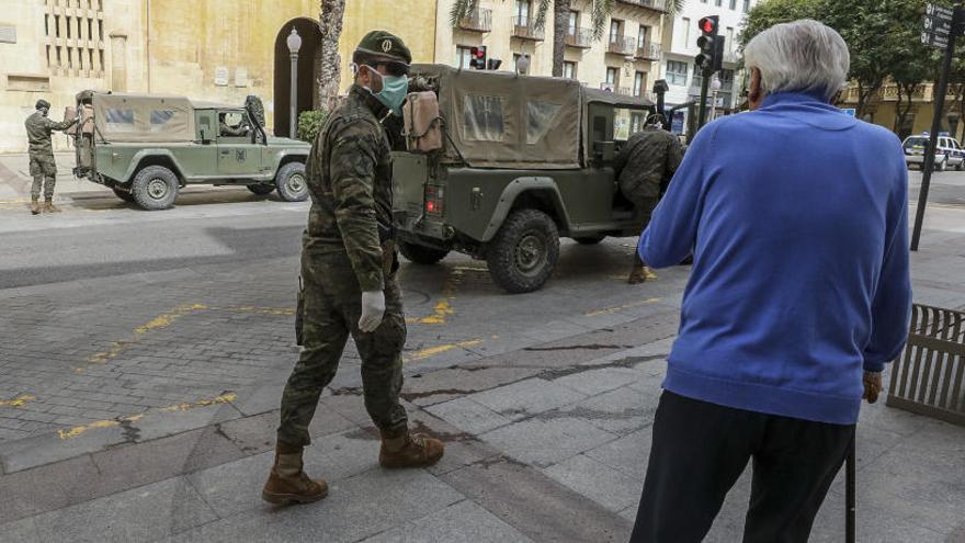 Un hombre mayor en la Plaça de Baix de Elche viendo el despliegue del ejército la pasada semana.