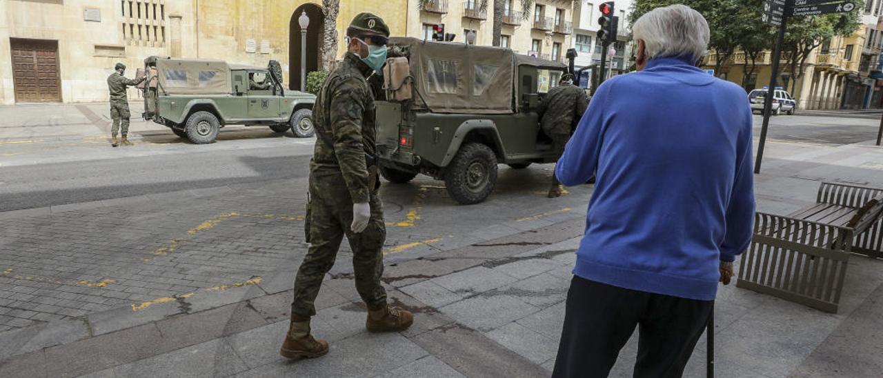 Un hombre mayor en la Plaça de Baix de Elche viendo el despliegue del ejército la pasada semana.