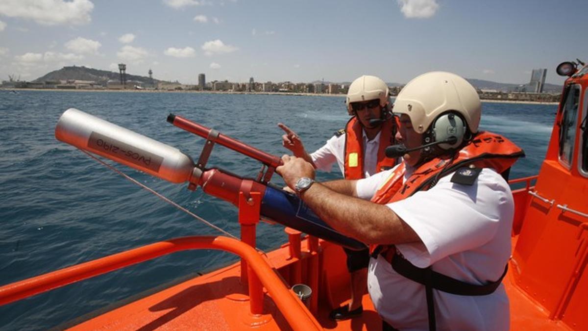 Una embarcación de Salvamar Salvamento Marítimo hace prácticas frente al litoral de Barcelona.