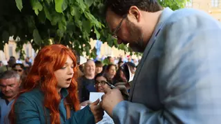 Así se gestó la "Sanderson-manía" en Avilés: horas de colas interminables, madrugada al raso para los seguidores y locurón de ventas de merchandising