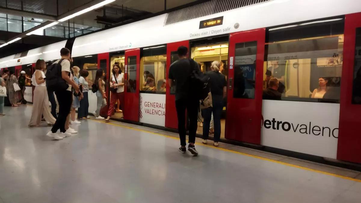 Usuarios de Metrovalencia en una estación en València. Imagen de archivo.
