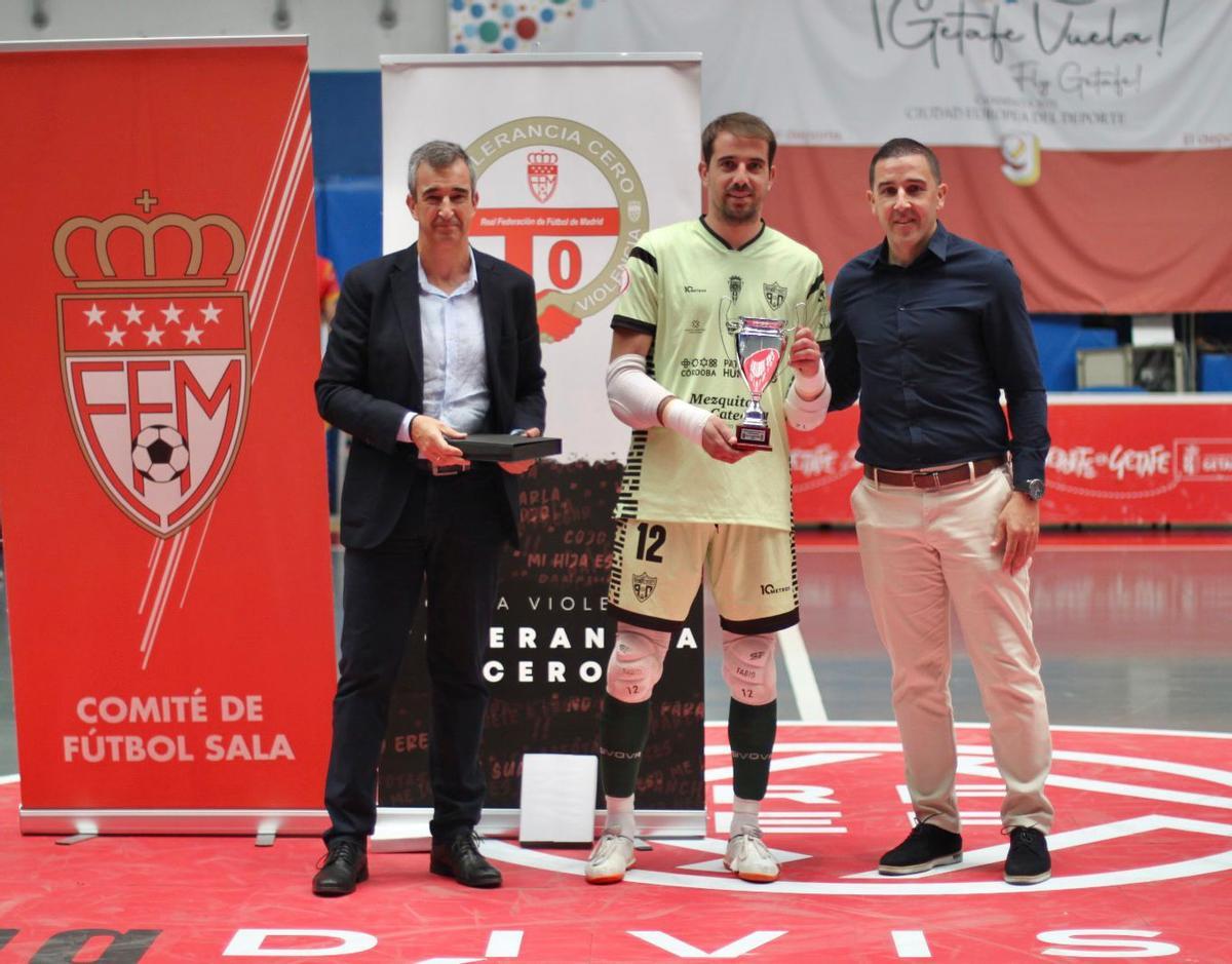 Fabio Alvira, capitán del Córdoba Futsal, recibe el trofeo en Getafe.