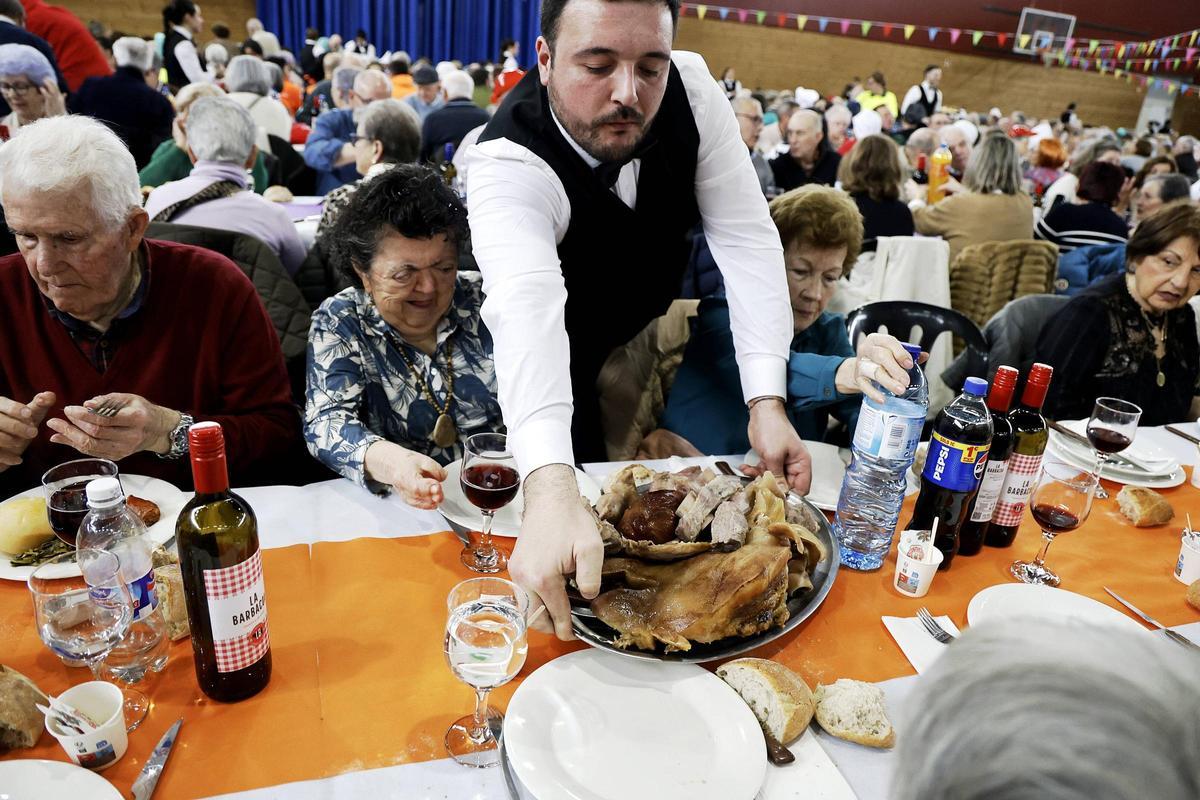 Tributo a los mayores de Ames con más de mil kilos de cocido y música