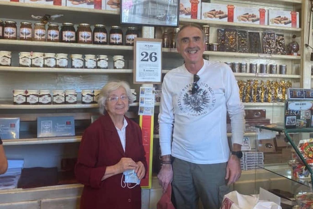 El presentador andaluz visitó la histórica tienda en la capital oscense