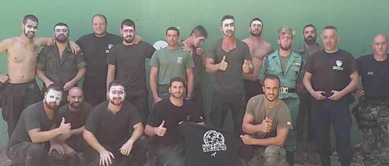 Los instructores asturianos, con camiseta y pantalón negros, con varios participantes en el curso, después de someterse a una dura prueba de capacitación para el uso de agentes irritantes para el control de individuos agresivos.