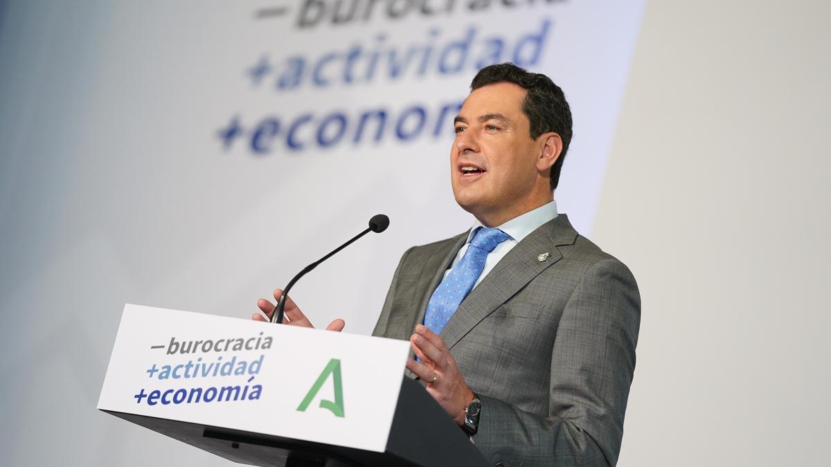 Juanma Moreno, durante la presentación del decreto ley de simplificación administrativa de Andalucía.