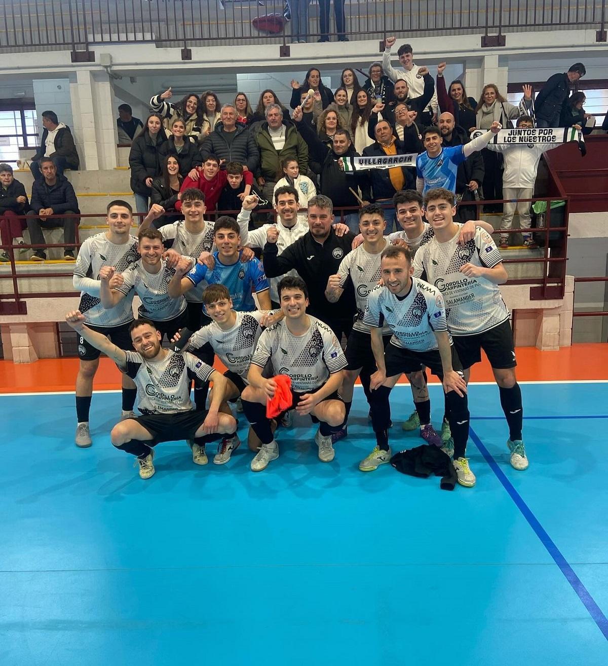 Los integrantes del Villagarcía celebran su victoria en Jaraíz.