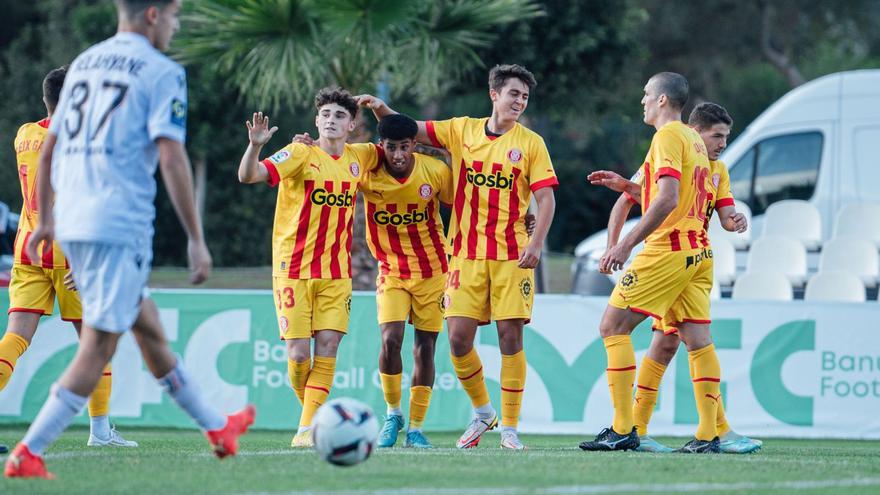 Els jugadors del Girona
celebren el gol de Joel
Roca.  girona fc/nuri marguí