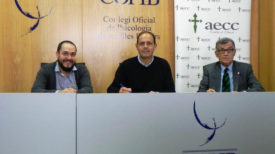 De izquierda a derecha: Pablo Rodríguez, psicooncólogo de la AECC; Javier Torres, decano del COPIB y Javier Cortés, presidente de la AECC Baleares