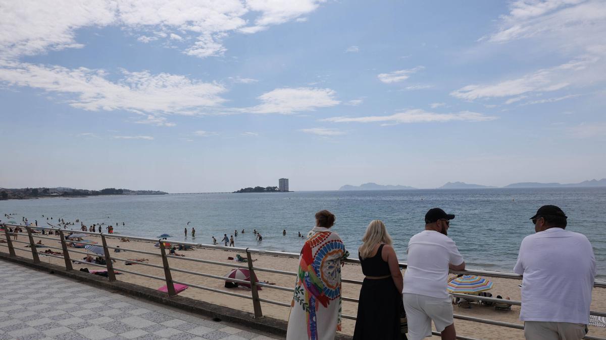 Vista de la playa de Samil, bañada por la ría de Vigo.