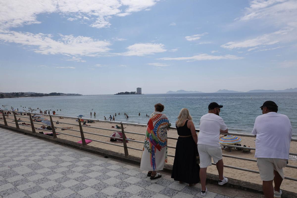 Vigo, Samil. Gente en la playa Vigo, Samil. Gente en la playa