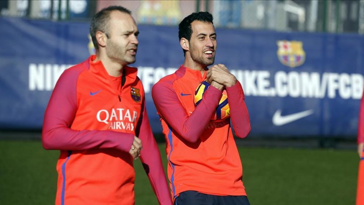 Sergio Busquets y Andrés Iniesta siguen recuperándose de sus respectivas lesiones