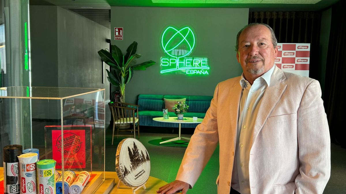 El presidente de Sphere España,  Alfonso Biel, con algunos de los  productos más destacados de la empresa.