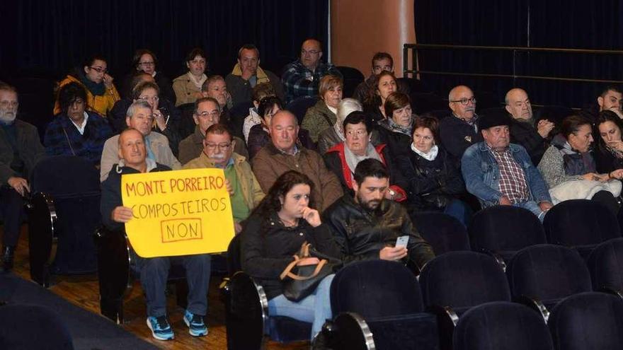 Vecinos que asistieron al pleno para protestar por los composteros de Monte Porreiro y la falta de agua en Os Areás. // Gustavo Santos